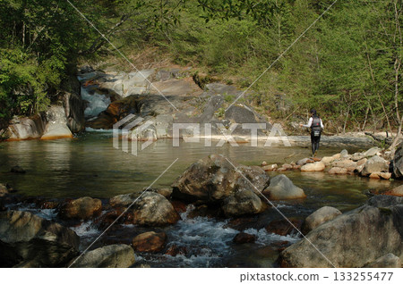在巨石遍布的矢札魯山谷，位於昭泉峽上游，進行溪流釣魚 133255477