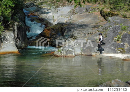 在巨石遍布的矢札魯山谷，位於昭泉峽上游，進行溪流釣魚 133255480