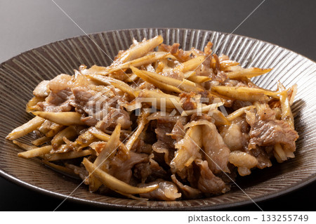 Sweet and spicy stir-fried beef and burdock 133255749