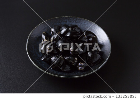 盤子裡盛著大和硨磲，背景是黑色的。 133255855