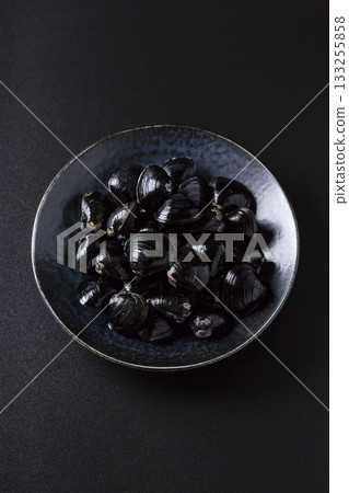 盤子裡盛著大和硨磲，背景是黑色的。 133255858