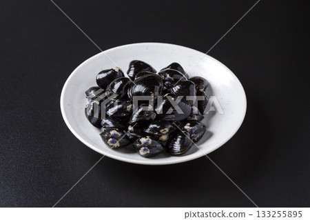 盤子裡盛著大和硨磲，背景是黑色的。 133255895