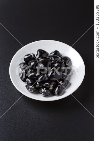 盤子裡盛著大和硨磲，背景是黑色的。 133255899