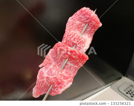 牛肉串:多汁的炭烤牛肉串。 牛肉串:多汁的炭烤牛肉串。 133256321