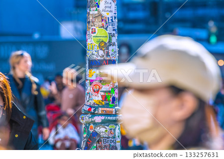 日本東京的城市景觀貼紙移除工作已經開始…這張貼紙也很快就會被移除…（背景施工中）=澀谷 133257631