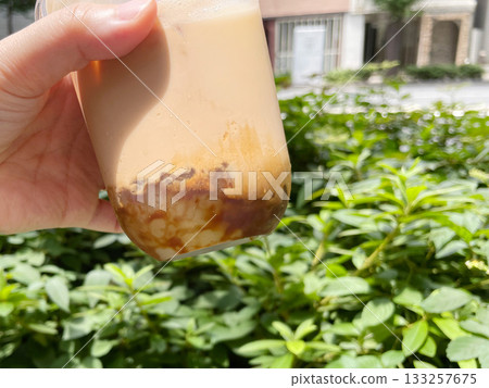 棕色蜂蜜奶茶配蕨餅 133257675