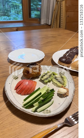 【西餐】小木屋裡的夏日早餐：肉末煎餅配番茄沙拉 133258316