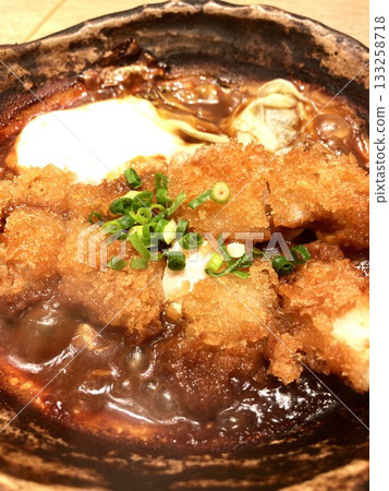 連鎖餐廳供應的“雞肉味噌豬排燉菜” 連鎖餐廳供應的“雞肉味噌豬排燉菜” 133258718