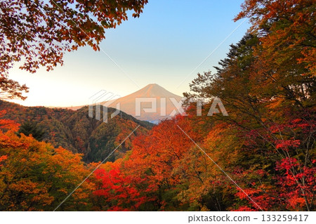 從秋色中的御坂山口天花茶屋眺望富士山 從秋色中的御坂山口天花茶屋眺望富士山 133259417