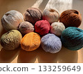 柔和背景上的彩色毛線球 133259649