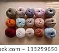 柔和背景上的彩色毛線球 133259650