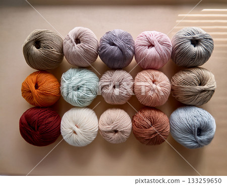 柔和背景上的彩色毛線球 柔和背景上的彩色毛線球 133259650