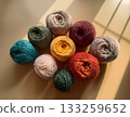 柔和背景上的彩色毛線球 133259652