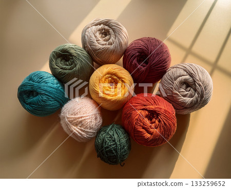 柔和背景上的彩色毛線球 柔和背景上的彩色毛線球 133259652