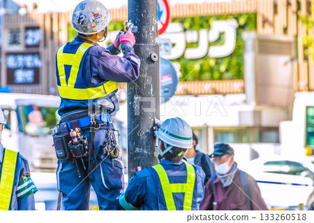 The removal of Tokyo cityscape stickers in Japan has begun... Will inbound tourists and stickers coexist? Helmets can coexist with stickers! = Shibuya 133260518