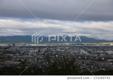 陰雲密布的天空和景色 陰雲密布的天空和景色 133260783