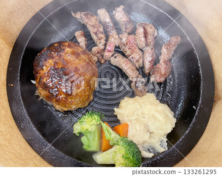 Iron plate steak & hamburger Iron plate steak & hamburger 133261295