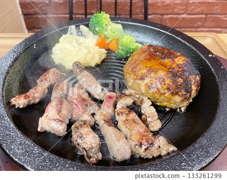 烤牛排和漢堡肉餅的完美結合,一道美味多汁、令人滿足的豐盛菜餚。 烤牛排和漢堡肉餅的完美結合,一道美味多汁、令人滿足的豐盛菜餚。 133261299