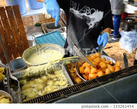 高知縣週日市場出售的馬鈴薯天婦羅 高知縣週日市場出售的馬鈴薯天婦羅 133261454