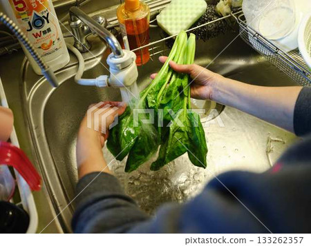 廚房烹飪蔬菜切女人手的標籤 133262357