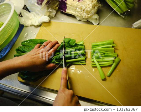 廚房烹飪蔬菜切女人手的標籤 廚房烹飪蔬菜切女人手的標籤 133262367