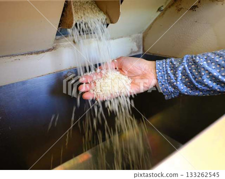 Coin-operated rice milling: Reiwa rice riots 133262545