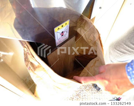 Coin-operated rice milling: Reiwa rice riots 133262549