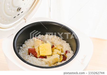 在煮熟的地瓜飯中加入奶油 133262744