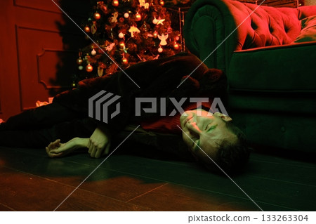 Relaxing evening featuring Christmas decor and nostalgic warmth 133263304