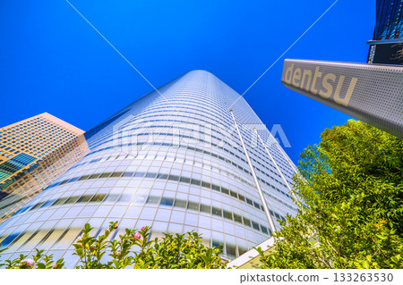 日本東京城市景觀:汐留商業區。電通總部大樓及其他建築的景色。 日本東京城市景觀:汐留商業區。電通總部大樓及其他建築的景色。 133263530