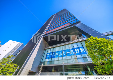 Tokyo cityscape in Japan, overlooking the Sumitomo Real Estate Hamarikyu Building and Bellesalle Shiodome in the business district of Ginza 8-chome 133263783
