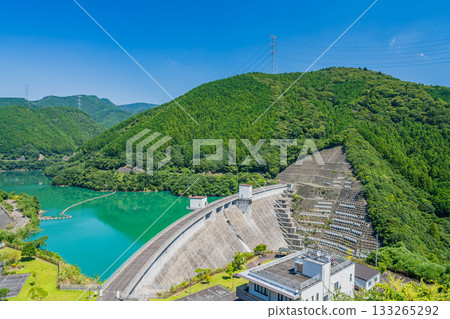 View of the reservoir lake (Kawasemi Lake) of the Otagawa Dam in Morimachi (Shizuoka Prefecture) View of the reservoir lake (Kawasemi Lake) of the Otagawa Dam in Morimachi (Shizuoka Prefecture) 133265292