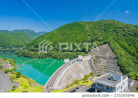 View of the reservoir lake (Kawasemi Lake) of the Otagawa Dam in Morimachi (Shizuoka Prefecture) 133265646