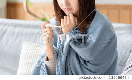 一位身體不適的女士正在測量體溫 133266414