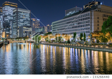 Night view of Yodoyabashi and Nakanoshima in Osaka 133266440