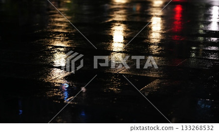 雨夜的人行道 133268532