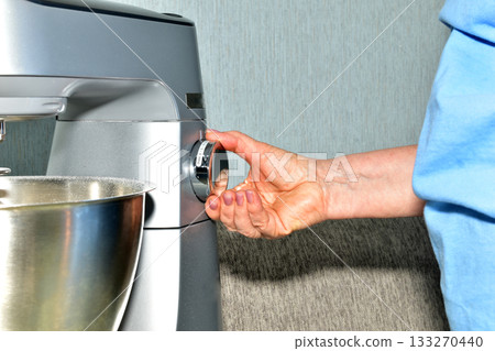 Adjusting the speed of a food processor. Adjusting the speed of a food processor. 133270440