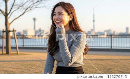 一位穿著高跟鞋的女士的雙腳正攀登城市的台階 133270745