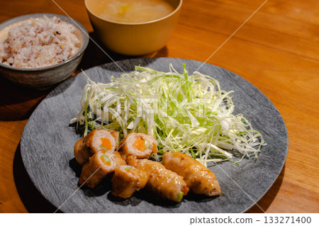 家常晚餐：蔬菜捲豬肉、高麗菜絲、雜糧米飯和味噌湯 133271400