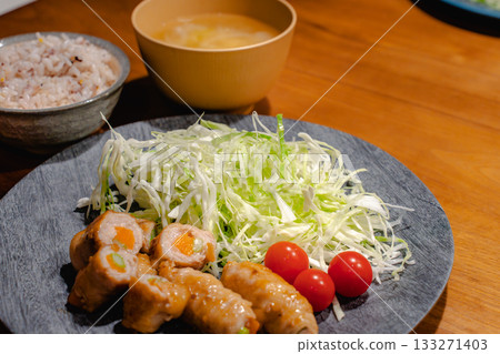 家常晚餐：蔬菜捲豬肉、高麗菜絲、雜糧米飯和味噌湯 133271403