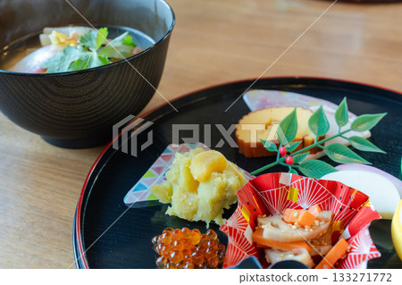 一張精美的新年餐桌，半月形托盤上擺放著御膳和禦節料理。 133271772