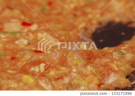 在鐵板上烹煮文字燒 在鐵板上烹煮文字燒 133271896