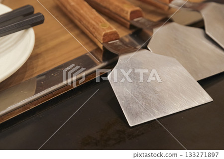 鐵板燒鏟和鐵板的特寫 133271897