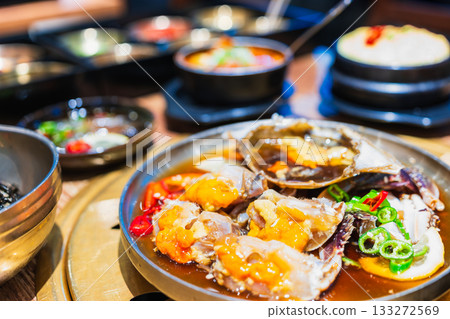 正宗韓國醬油雞塊和各種小菜 正宗韓國醬油雞塊和各種小菜 133272569