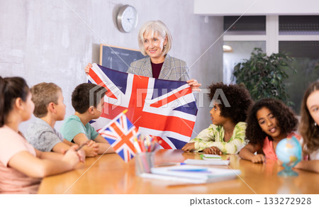 High school teacher tells the pupils the history of Great Britain High school teacher tells the pupils the history of Great Britain 133272928
