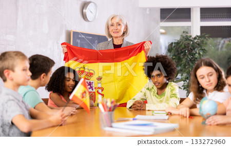 Woman teacher tells pupils about Spain 133272960