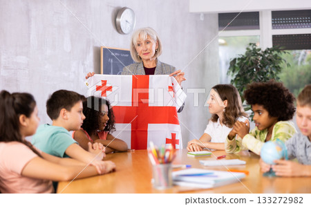 Woman teacher tells pupils the history of Georgia Woman teacher tells pupils the history of Georgia 133272982