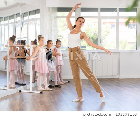 Children visitors to choreographic class, observe rendering of dance elements performances couch Children visitors to choreographic class, observe rendering of dance elements performances couch 133273116