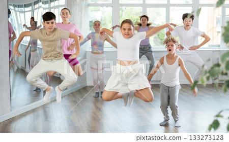 Group of children dancing hip hop 133273128
