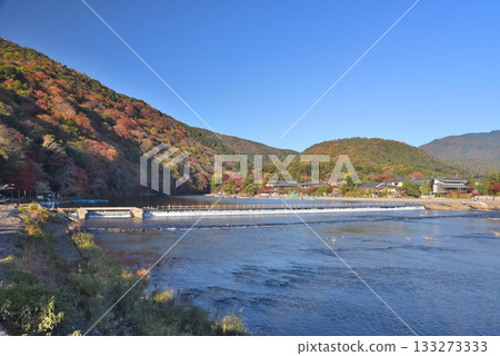 秋天京都嵐山秋葉秋天的景色 133273333